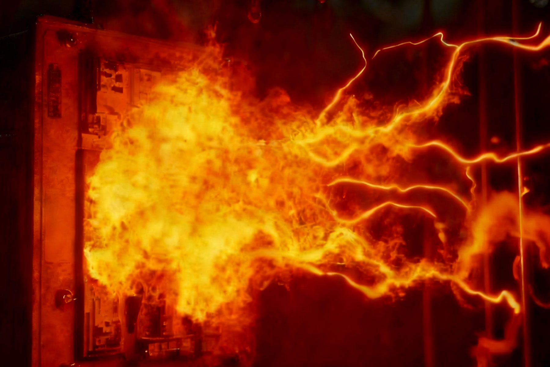 커패시터 뱅크 스위칭과 관련된 아크 플래시 위험은 무엇이며 어떻게 완화할 수 있습니까?