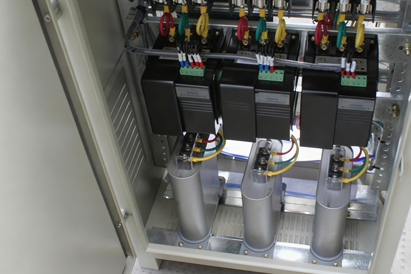 복잡한 전기 배전 네트워크 내에서 자가 치유 션트 커패시터의 최적 위치를 어떻게 결정합니까?