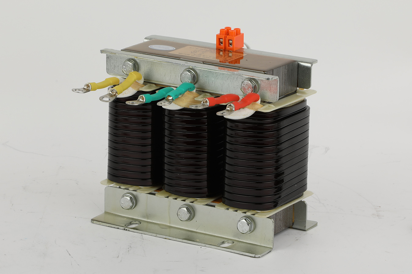 보상 용량을 손상시키지 않고 커패시터 보호를 보장하기 위해 이조 리액터의 크기를 적절하게 조정하려면 어떻게 해야 합니까?