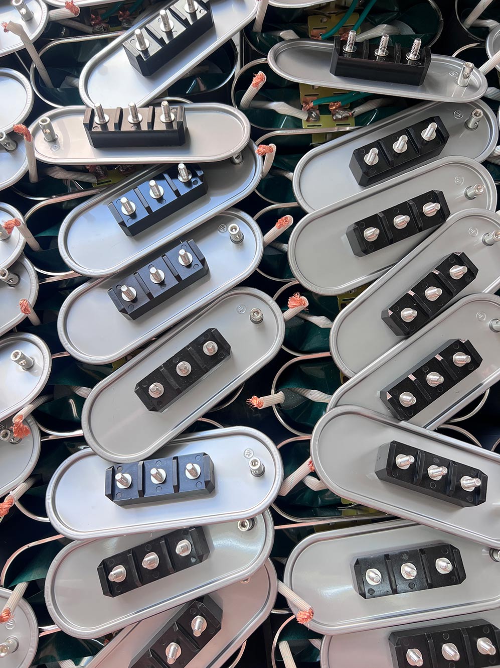 커패시터 전원 단자를 연결할 때 토크 값의 중요성은 무엇이며, 부적절한 조임으로 인한 위험은 무엇입니까?