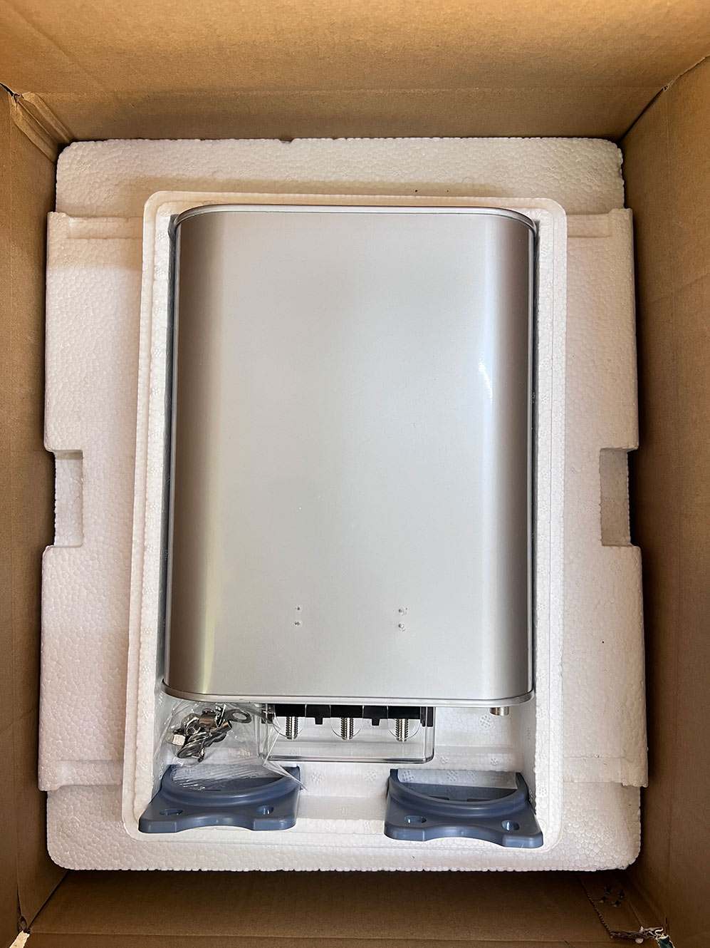 새로운 커패시터의 현장 시운전 중 필수 점검 사항은 무엇입니까?